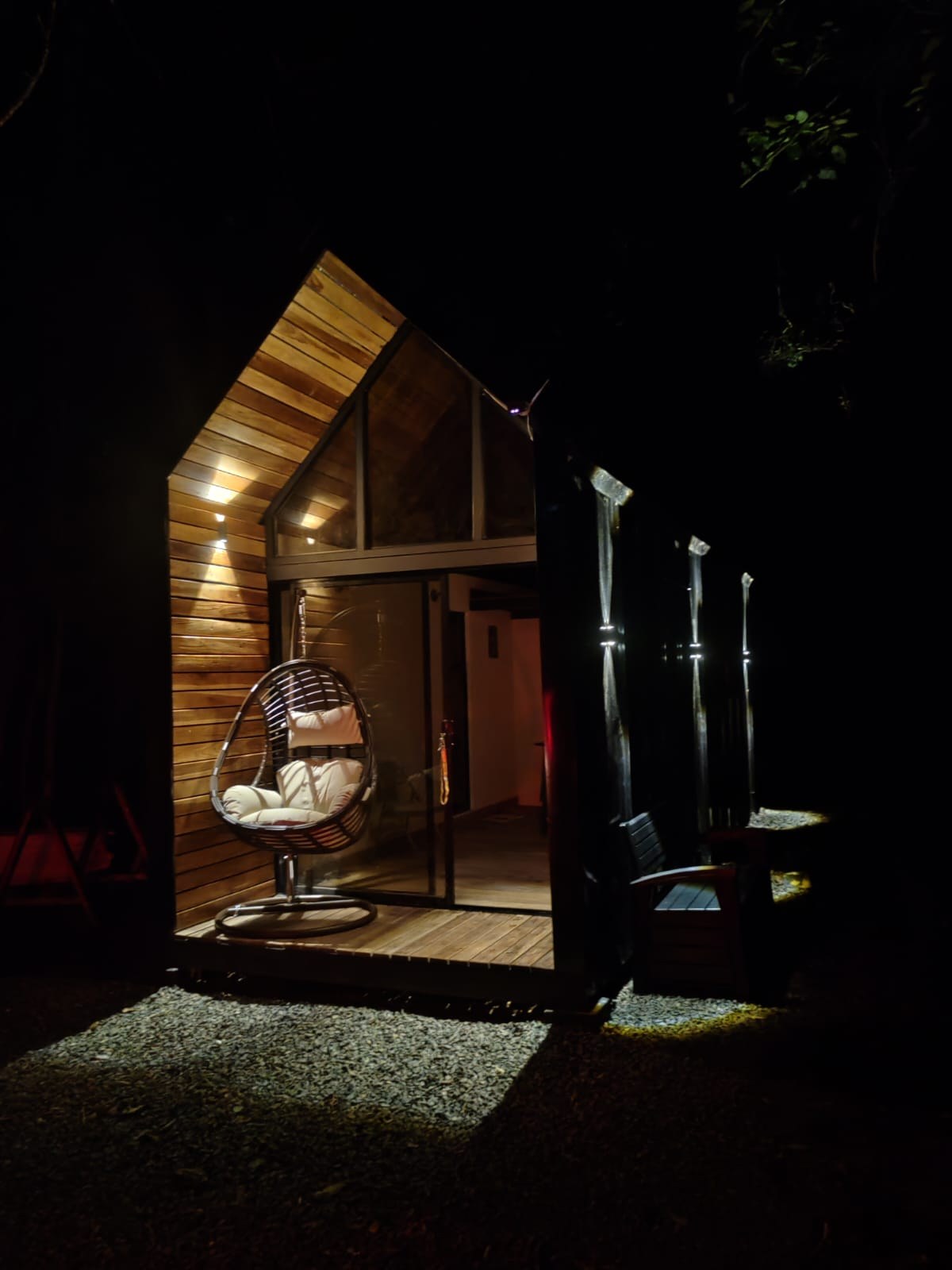 Tiny house de noche — MyTiny.cr